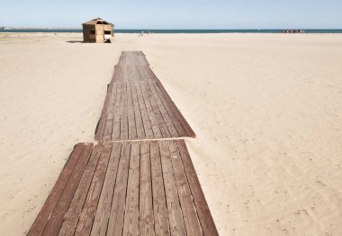 Catania, Sicilya / İtalya - 7 Temmuz 2017: Catania limanına yakın kumsal. Perspektif, arkaplan, ağaçyolu