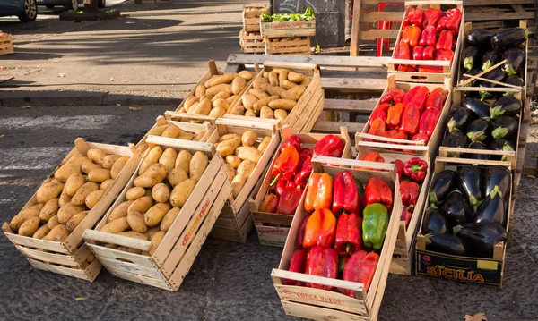 Catania, İtalya 'da bir sokak yiyecek pazarında sebzeli tahta kutular. Biber, patates, patlıcan. Taze sebze, taze yiyecek. Yaz