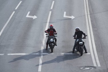 Moskova / Rusya - 27 Aralık 2020: İki motosiklet sürücüsü bir trafik ışığının önünde yolda kalıyor. Yol güvenliği, yaz, motorcular