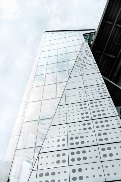 Rostov-on-Don, Rusya - 11 Mayıs 2019: Pencerelerinde gökyüzü yansıyan cam asansör. Modern mimari, düşük açı, perspektif, genel görüntü