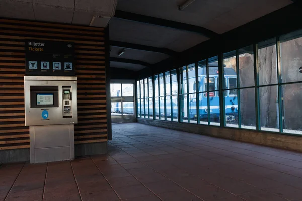 Stockholm / İsveç- 5 Aralık 2018 Tby Kyrkby istasyonu. Roslagsbanan. Terminal, bilet makinesi, tren, demiryolu. Kışın güneşli bir gün. 