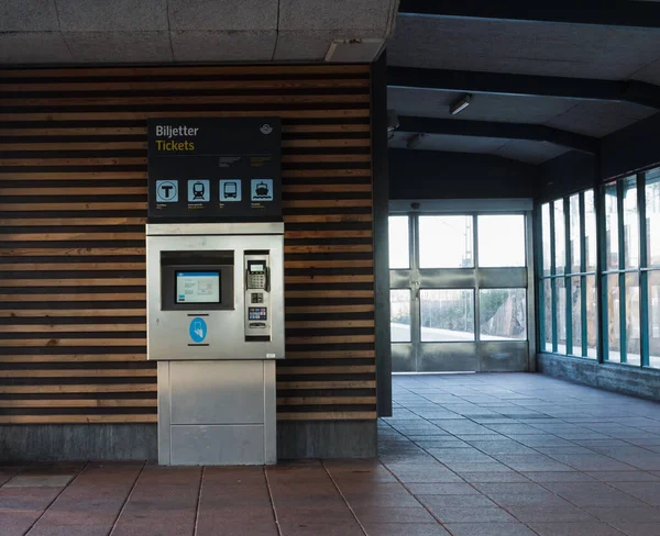 Stockholm / İsveç- 5 Aralık 2018 Tby Kyrkby istasyonu. Roslagsbanan. Terminal, bilet makinesi, tren, demiryolu. Kışın güneşli bir gün. Hiç kimse. Yazı