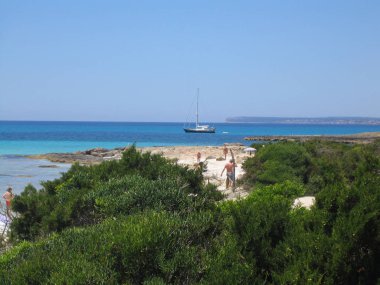 Muhteşem mavi gökyüzü ve mavi suyu olan Mallorca plajı.