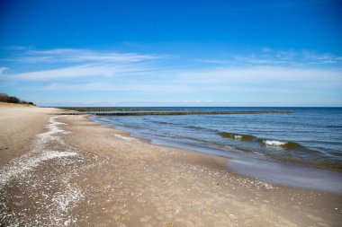Güneşli bir günde Almanya 'nın Kullanım Adası' ndaki Zempin plajı