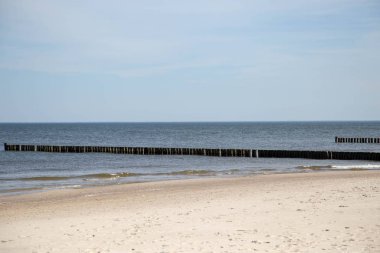 Güneşli bir günde Almanya 'nın Kullanım Adası' ndaki Zempin plajı