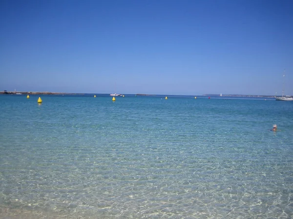 Het Strand Van Mallorca Met Prachtige Blauwe Lucht Blauw Water — Stockfoto
