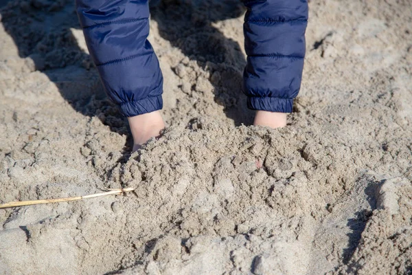 Ragazzo Gioca Con Mani Nella Sabbia Sulla Spiaggia Del Mar — Foto Stock