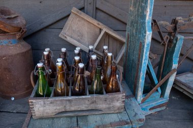 Kutudaki eski şişeler