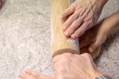 Noel için çocuk şekillendirme ve kurabiye kesme