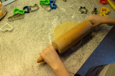 Noel için çocuk şekillendirme ve kurabiye kesme