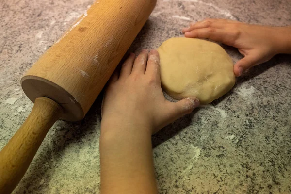 Dítě tvarování a řezání pečení cookies na Vánoce — Stock fotografie