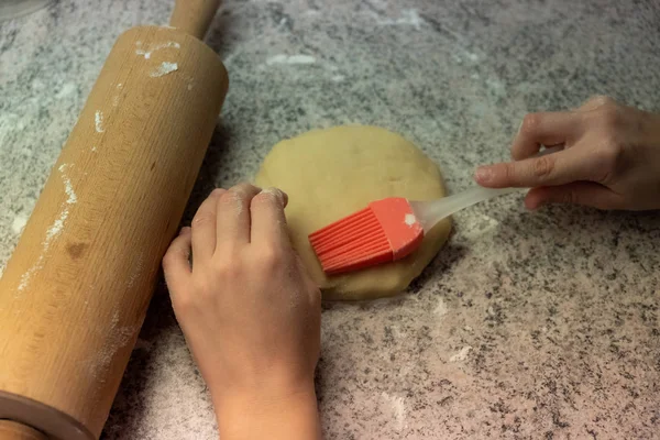 Moldeando y cortando galletas para hornear para Navidad —  Fotos de Stock