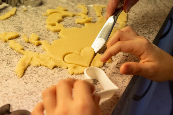 Noel için çocuk şekillendirme ve kurabiye kesme — Stok fotoğraf