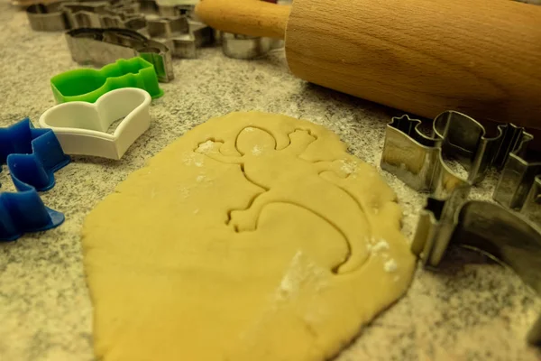 Moulds, hearts, flour and dough for Christmas biscuits — Stok fotoğraf