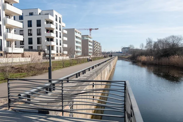 Leipzig 'de yeni tasarlanmış Lindenau limanının manzarası 