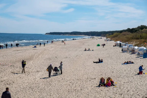 Пляж Земпина на сиелі Узедом з багатьма людьми, пляж c. — стокове фото