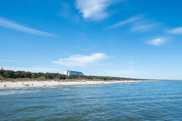 The beach of Zinnowitz on a sunny day. You see the Hotel Baltic. — Stock Photo, Image