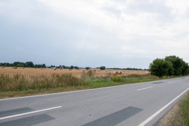 Durin yolundaki bir tarlada hasat yaptıktan sonra yuvarlak saman balyaları