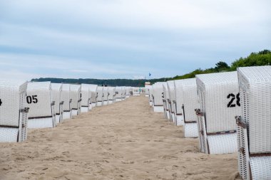 Kullanım Adası 'ndaki Zempin plajında plaj sandalyeleri