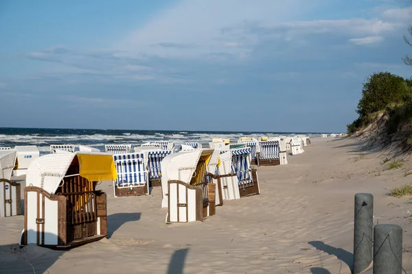 Пляжні стільці на пляжі Цемпіна на острові Узедом. — стокове фото