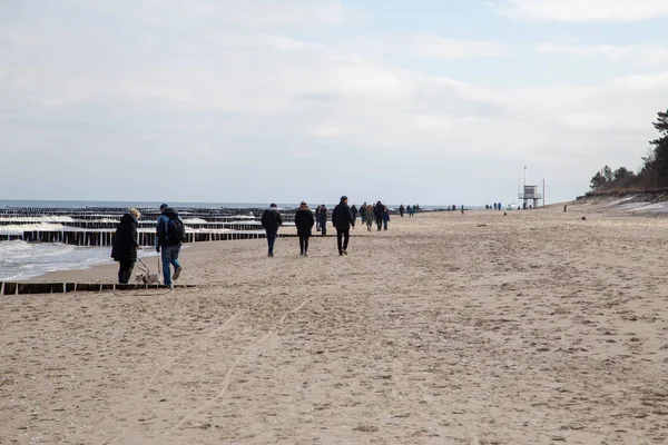 Ludzie Wędrujący Bałtyckiej Plaży Zempin Silandzie Uznam — Zdjęcie stockowe