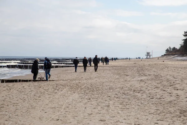 Människor Som Vandrar Stranden Vid Östersjön Zempin Fastlandet Usedom — Stockfoto