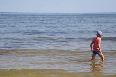 Baltık Denizi 'nde bir çocuk duruyor.