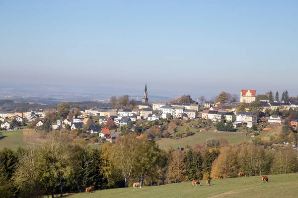 La piccola città Schoeneck nel Vogtland — Foto Stock