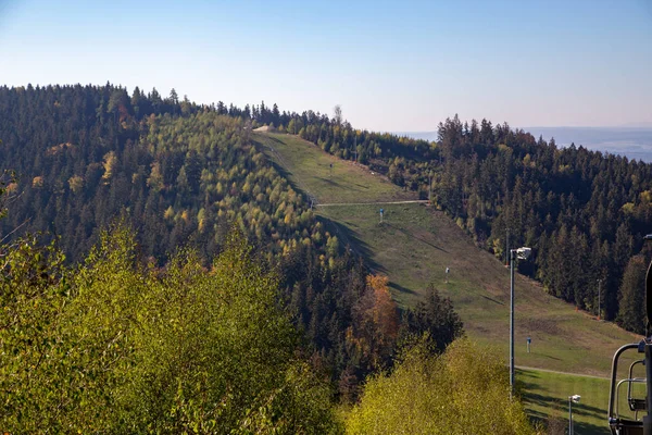 A pista de esqui com o teleférico no verão em Schoeneck no V — Fotografia de Stock