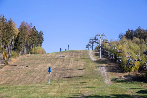 The ski slope with the cable car in summer in Schoeneck in the V — 스톡 사진