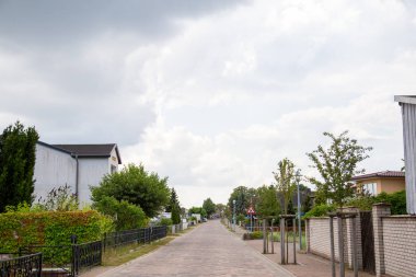 Bizim adasındaki küçük sahil beldesi Zempin 'de bir yol.