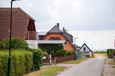 Bizim adasındaki küçük sahil beldesi Zempin 'de bir yol.