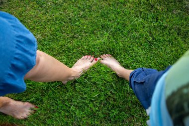 Taze yeşil çimlerde çıplak ayak ve ayak parmakları