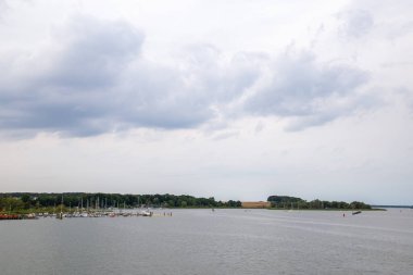 Baltık Denizi şehrinden Bodden 'a giden köprüden manzara 