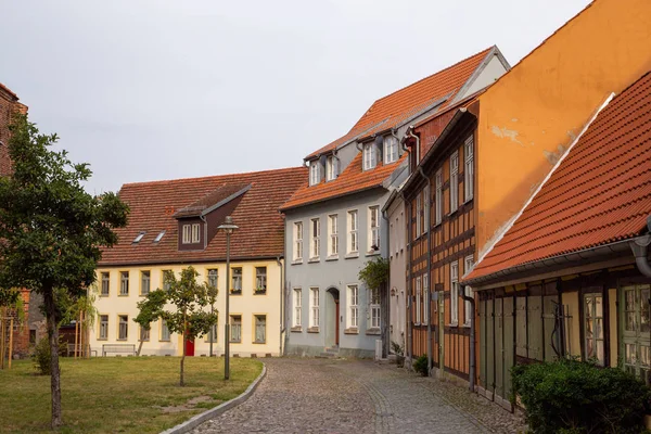 Wolgast caddelerinde birçok eski ev var.