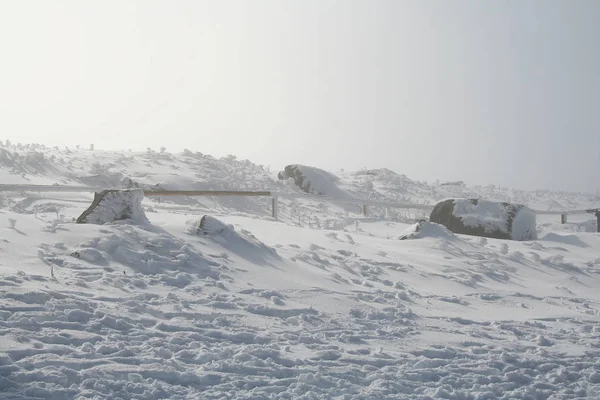 Вид Брокен Горах Харц Хмарами Снігом Синім Небом Туманом — стокове фото