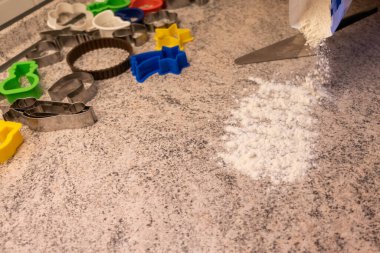 Harika Noel mevsiminde un, hamur ve kurabiyelerle kurabiye pişiririz..