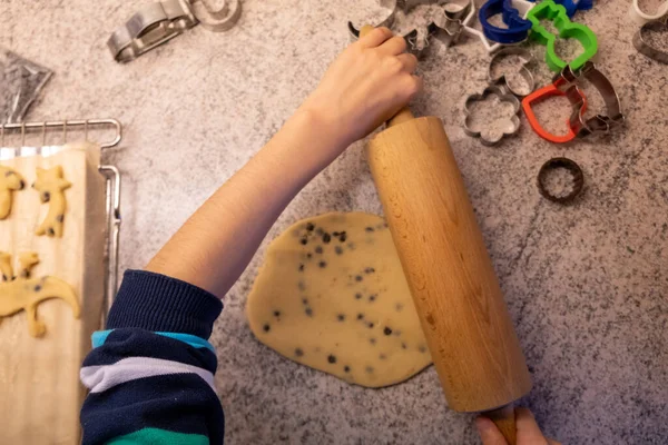 Niño Hornea Galletas Con Mamá Abuela Saca Masa Usa Moldes — Foto de Stock