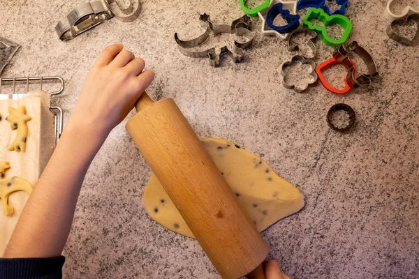 Niño Hornea Galletas Con Mamá Abuela Saca Masa Usa Moldes — Foto de Stock