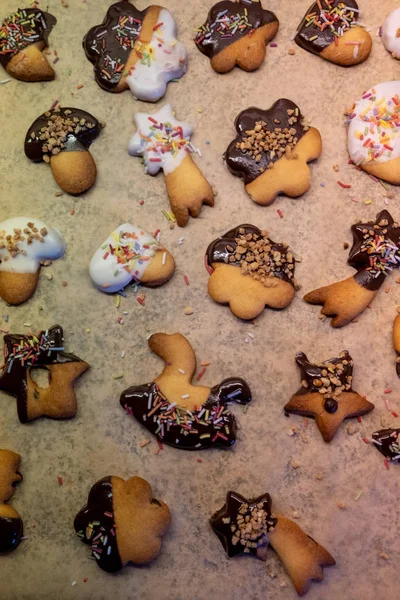 Deliciosas Galletas Recién Horneadas Diferentes Formas Con Chocolate Coloridos Desmoronamientos — Foto de Stock