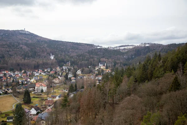 Güzel eski şatodan vadiye Hain ya da Olbersdorf 'a bulutlu bir günde uzanan manzara.