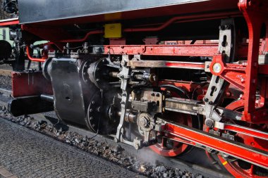 Eski bir buharlı lokomotifin köreltilmiş kırmızı vitesi. 