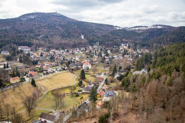 Eski şato Oybin 'den Olbersdorf / Hain köyüne ve Çek Cumhuriyeti' ne kadar Zittau dağları vadisinin manzarası.