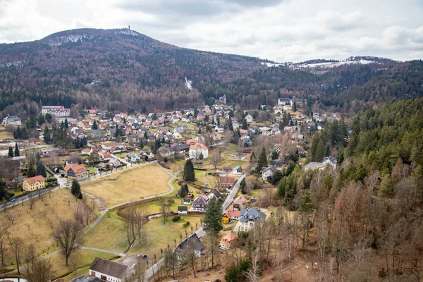 Eski şato Oybin 'den Olbersdorf / Hain köyüne ve Çek Cumhuriyeti' ne kadar Zittau dağları vadisinin manzarası.