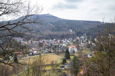 Güzel eski şatodan vadiye Hain ya da Olbersdorf 'a bulutlu bir günde uzanan manzara.