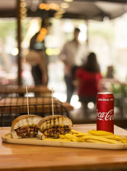 Hindideki bir kafede hamburger menüsü.