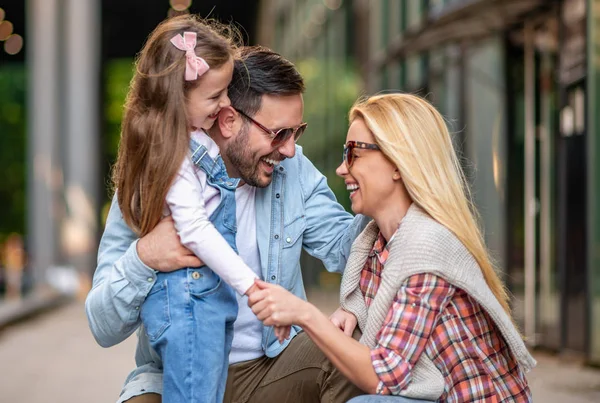 Feliz família sorridente com filha ao ar livre — Fotografia de Stock