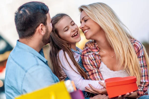 Família feliz se divertindo ao ar livre depois de fazer compras — Fotografia de Stock