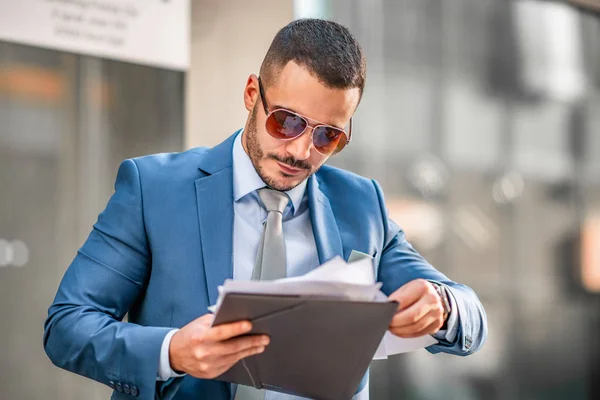 Retrato de hombre de negocios en traje azul — Foto de Stock