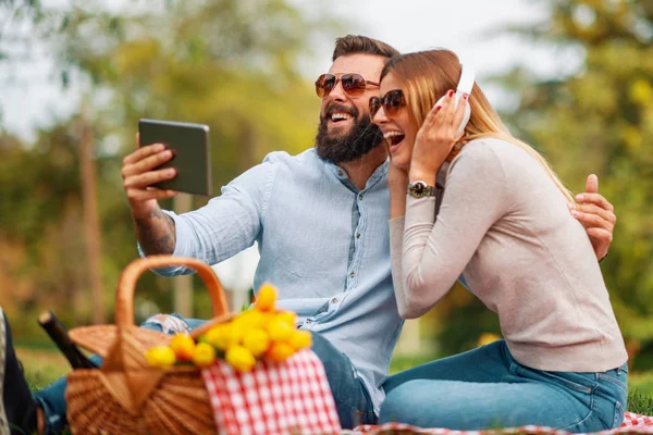 Glückliches junges Paar genießt Urlaub — Stockfoto